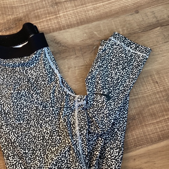 Nike Pro Women’s Medium Workout Pants Running track yoga exercise animal - Picture 4 of 8